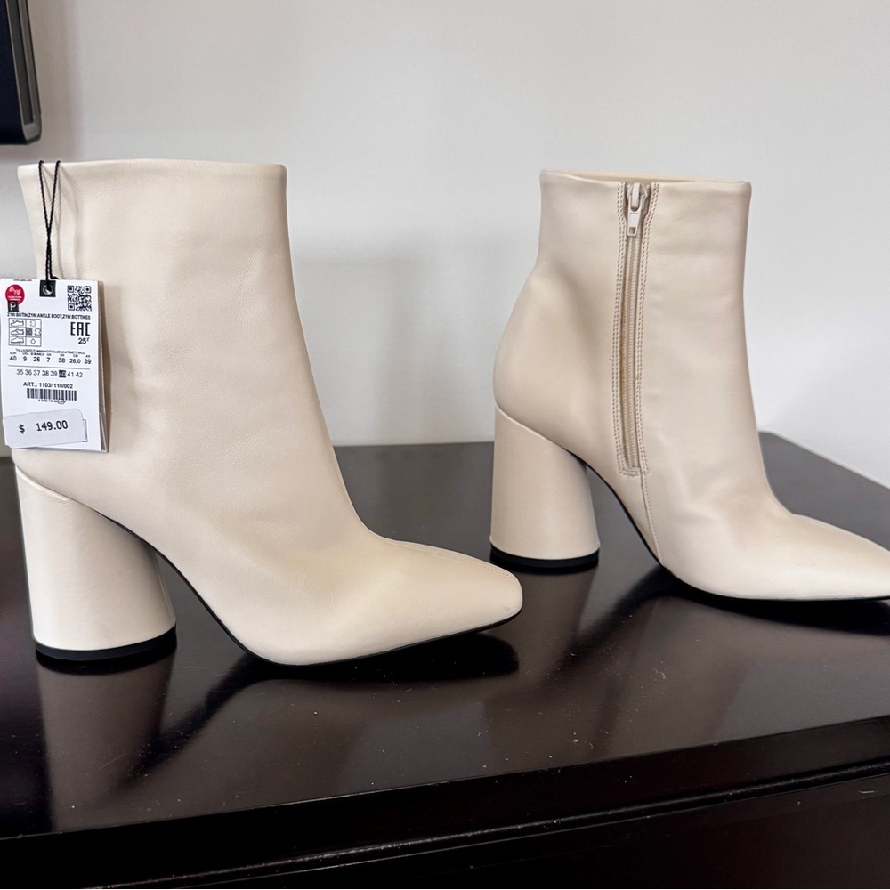 NWT Leather Cream Boots size 9 (US), 40 (EU)